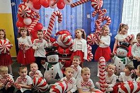 Świąteczny dzień w przedszkolu w Dereźni Solskiej - radość, kolędy i magia Bożego-14303