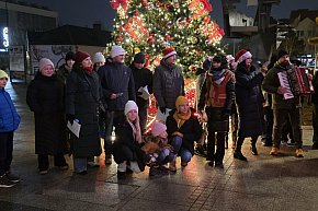 Kolędy niosące radość. Mieszkańcy Biłgoraja zaśpiewali pod Urzędem Miasta-14323