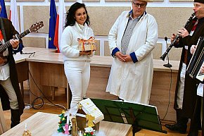 Tradycja, stroje i radosny śpiew. Kapela Ludowa „Krążałka” odwiedziła biłgorajskie-14329