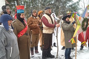 Kolędowanie w Biszczy. Kawalerzyści z Biszczy w domach mieszkańców-14371