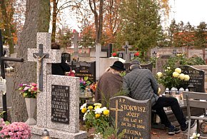 Savoir-vivre na 1 listopada. Jak się zachować podczas wizyty na cmentarzu?-57695