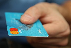 Fiskus skontroluje płatności kartą Polaków? Resort zabiera głos-58336