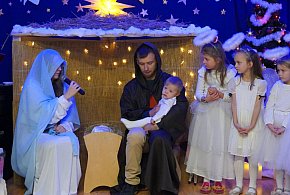 Wspólne kolędowanie w Domku Przedszkolaka. Jasełka z udziałem rodzin (FOTO)-59539