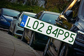 Tablice z zielonymi napisami na kolejnych autach. Nie chodzi o "elektryki"-59580