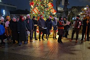 Kolędy niosące radość. Mieszkańcy Biłgoraja zaśpiewali pod Urzędem Miasta (FOTO)-59662