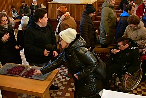 „Pij miłość świętego Jana” – niezwykła tradycja błogosławienia wina w Kościele-59659