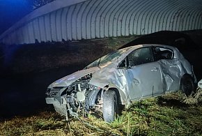 Zdarzenie drogowe na obwodnicy Biłgoraja. Auto wpadło do rzeki (VIDEO)-59668