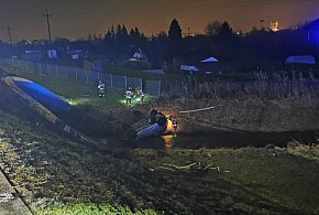 Osobowy Opel w rzece Biała Łada, kierujący oddalił się z miejsca-59686