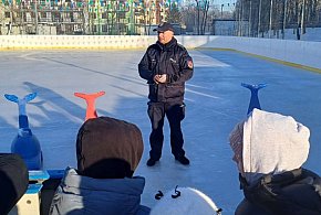 Policjanci rozmawiali z uczniami o bezpieczeństwie podczas ferii zimowych