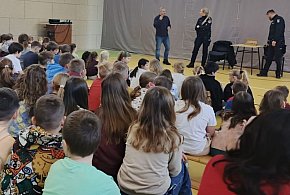 Dzielnicowi rozmawiali z uczniami o bezpieczeństwie podczas zbliżających się ferii