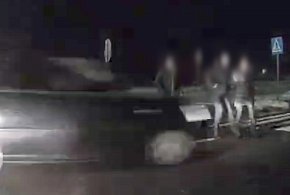 Potrąciła pieszą na przejściu i odjechała (VIDEO)