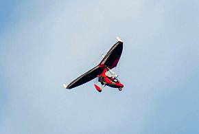 Wypadek paralotniarza w Smoryniu. Paralotniarz przetransportowany do szpitala