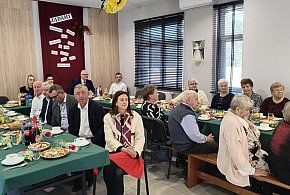 Dzień Kobiet w Dylach. Kwiaty, życzenia i muzyczna niespodzianka od seniorów