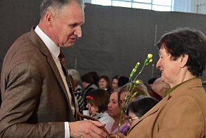 Kabaret, orkiestra i goździki. Pierwszy tak duży Dzień Kobiet w gminie Potok Górny