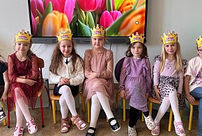 Dzień Kobiet z klasą. Relacja z Dnia Elegancji w Szkole Podstawowej w Obszy