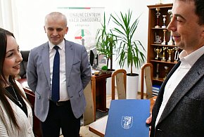 Gratulacje dla Gabrieli Zając od starosty i dyrektora RCEZ-tu (FOTO)
