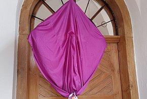 Dziś niecodzienny zwyczaj w kościołach. Będzie tak przez niemal dwa tygodnie