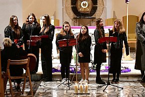 Muzyczna modlitwa w Starym Bidaczowie. Koncert pasyjny zespołu WnieboGłosy