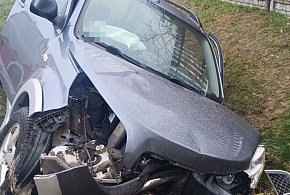 Wypadek w Budzyniu. 71-latek uderzył w betonowy przepust i trafił do szpitala