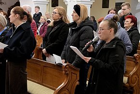 Modlitwa w cieniu pustego ołtarza. Ciemna jutrznia w parafii św. Jerzego (FOTO)