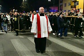 Wspólna modlitwa i śpiew. Relacja z Drogi Krzyżowej w Biłgoraju (FOTO, VIDEO)