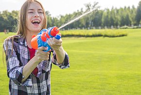 Mokry dyngus, suchy portfel? Sprawdź, jak uniknąć kary i oszustw w te święta