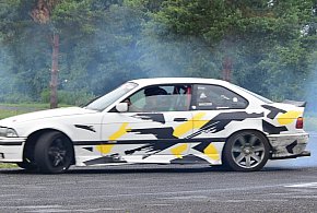 Nocny pościg w Biłgoraju: 23-latek driftował pod marketem i uciekał przed policją