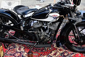 Miasteczko Kresowe wypełniło się legendami motoryzacji. Relacja z otwarcia sezonu