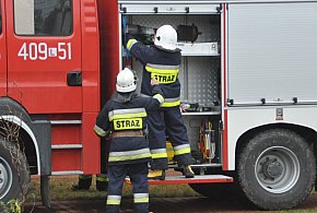 Dramatyczna walka z ogniem w Osuchach. Pali się 5 ha lasu i torfowisk