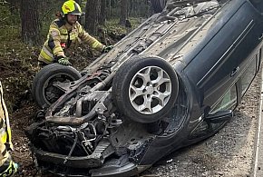 Dachowanie w gminie Józefów. Wypadek osobówki na DW 849