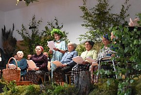 Jagodowe tradycje i integracja. Seniorzy z Bukowej wili wianki