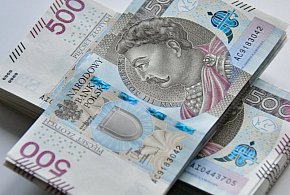 Wykonując polecenia oszustów straciła ponad 8 tys. zł