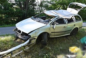 Nietrzeźwy kierowca Skody dachował w Biłgoraju. Najechali na to policjanci