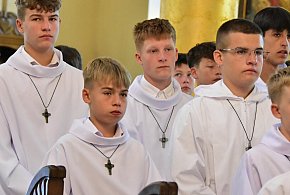 Blisko 100 ministrantów przyjęło krzyże lektorskie w Biłgoraju FOTO, VIDEO