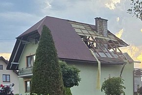 Skutki burzy w Bukowej. Zerwane dachy i nowe, groźne ostrzeżenie IMGW