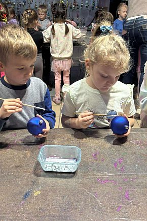 Jak powstają bombki? Wycieczka przedszkolaków z Biłgoraja-14064