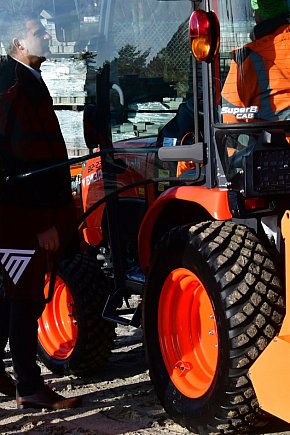 Nowy ciągnik zasilił tabor ZDP w Biłgoraju. Inwestycja powiatu biłgorajskiego...-14272