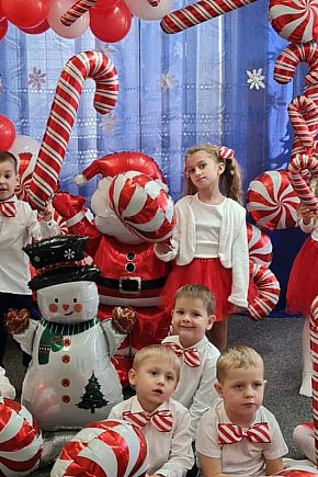 Świąteczny dzień w przedszkolu w Dereźni Solskiej - radość, kolędy i magia Bożego-14303