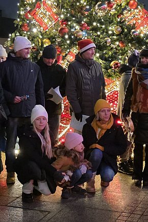 Kolędy niosące radość. Mieszkańcy Biłgoraja zaśpiewali pod Urzędem Miasta-14323