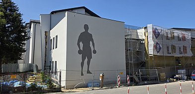 Biłgorajanka Faustyna Kaczor maluje mural na nowej hali sportowej przy RCEZ-55926
