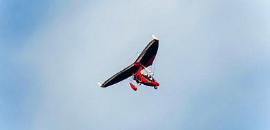 Wypadek paralotniarza w Smoryniu. Paralotniarz przetransportowany do szpitala