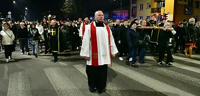 Wspólna modlitwa i śpiew. Relacja z Drogi Krzyżowej w Biłgoraju (FOTO, VIDEO)