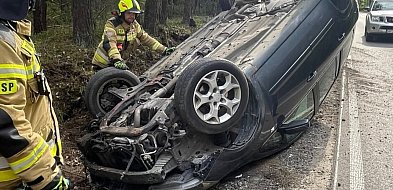Dachowanie w gminie Józefów. Wypadek osobówki na DW 849
