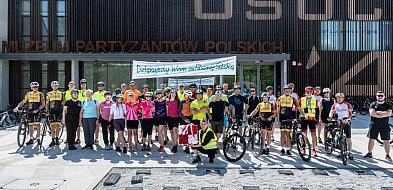 Na rowerach dla bohatera. Rajd pamięci pilota Andrzeja Gawrona
