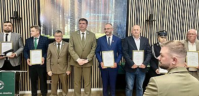 Gasili inni, oni "wypinają piersi do orderów i odbierają podziękowania"