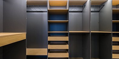 Szafa na wymiar czy szafa gotowa – co lepsze?