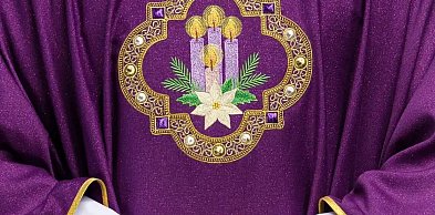 Święta Maryjne – jak dopasować szaty liturgiczne do obchodów