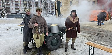 Mundurowi, rekonstruktorzy i wojskowa grochówka. „Obóz WOŚP” przy BCK
