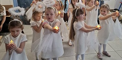 Małe aniołki w Dziennym Domu Pomocy dla Seniorów