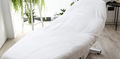 Praktyczny pokrowiec na lozko kosmetyczne – obowiązkowy element komfortu w salonie